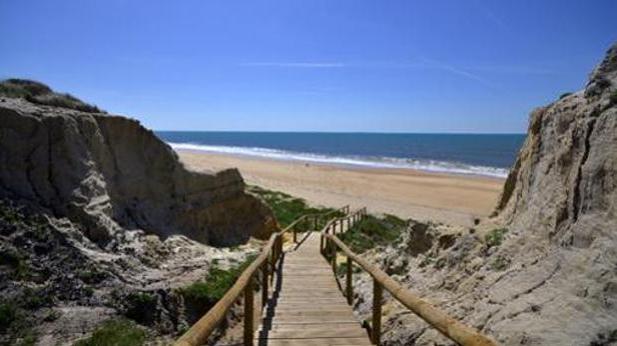 Herido un parapentista tras caer y chocar contra las rocas en la playa de Matalascañas