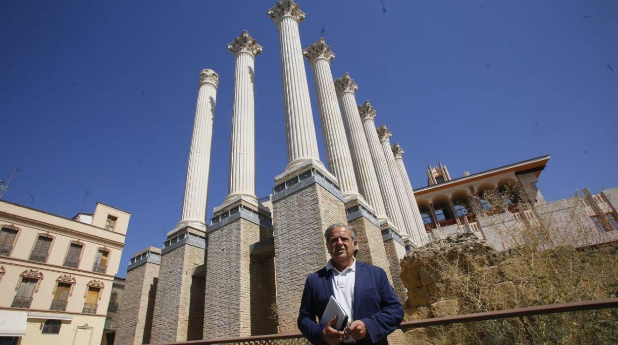 Visitantes contemplan el Templo Romano en una imagen de archivo