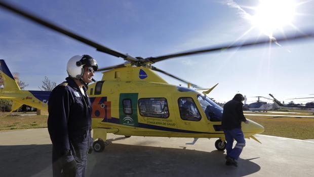 Evacuan en helicóptero a un trabajador herido grave en un barco en Isla Cristina