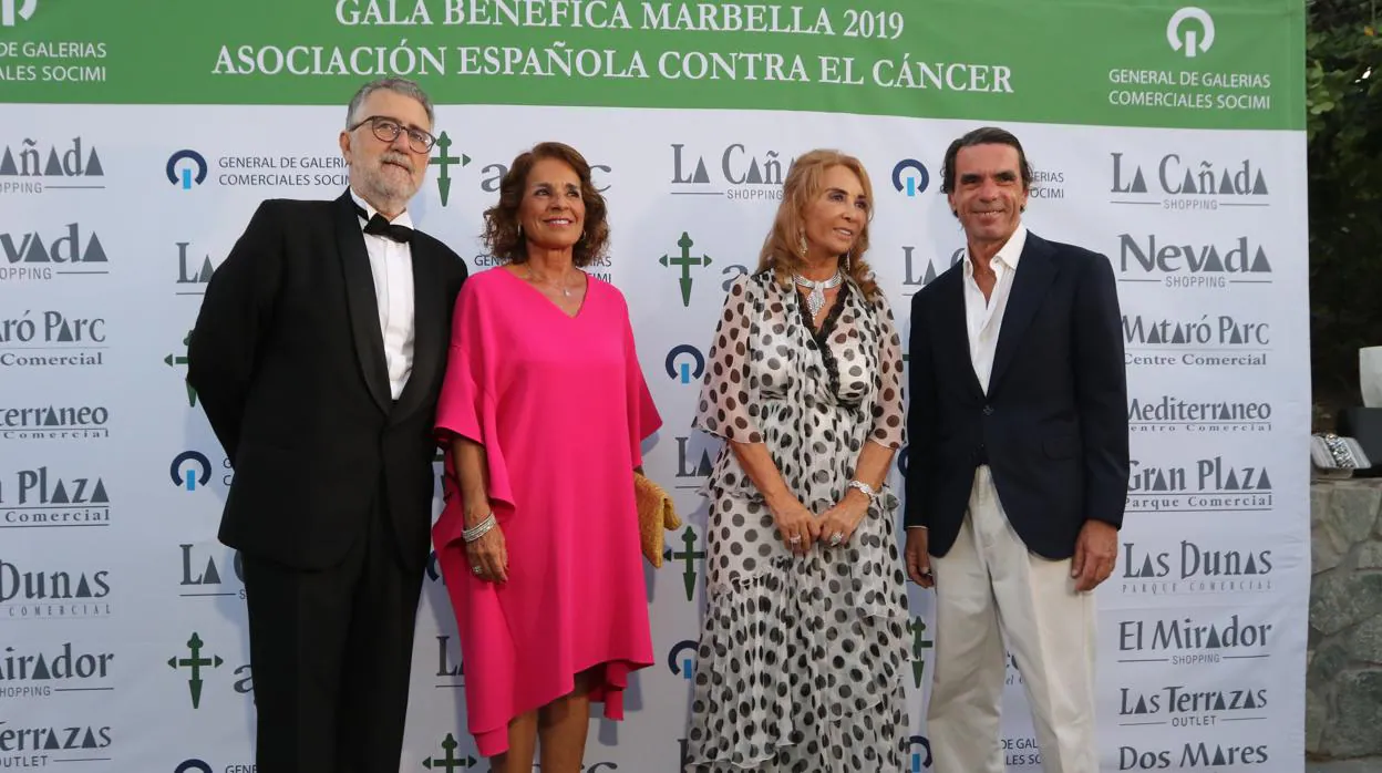 Los Aznar junto a los organizadores de la gala