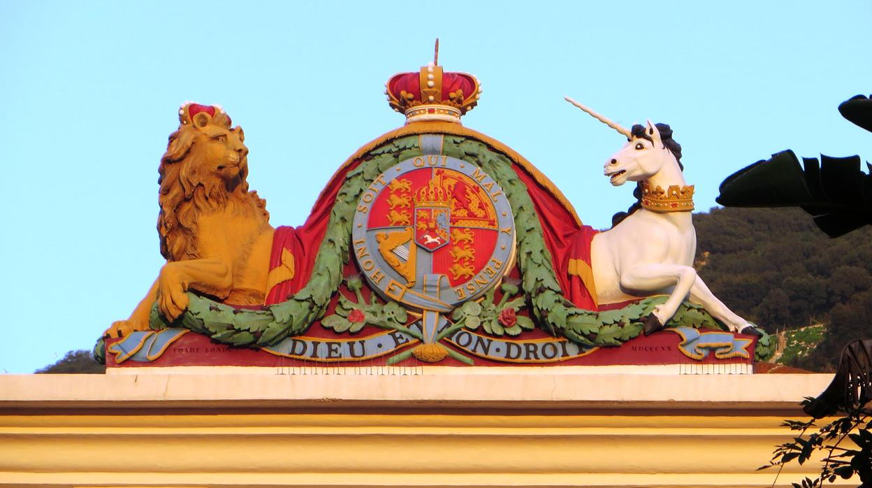 Imagen del escudo que corona el edificio de la Corte Suprema de Gibraltar