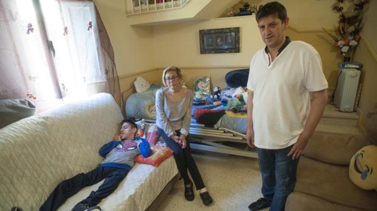 Alejandro con sus padres en el salón de su antigua casa