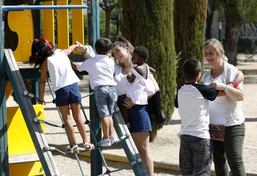 Menores jugando en el parque