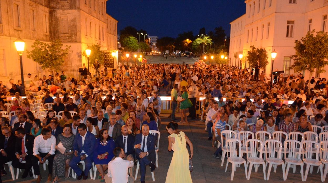 Imagen de algunos de los asistentes al acto de coronación de la Feria de San Roque