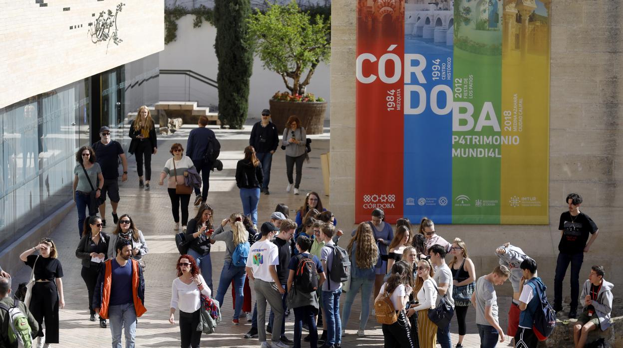 Turistas junto el centro de visitantes de Córdoba