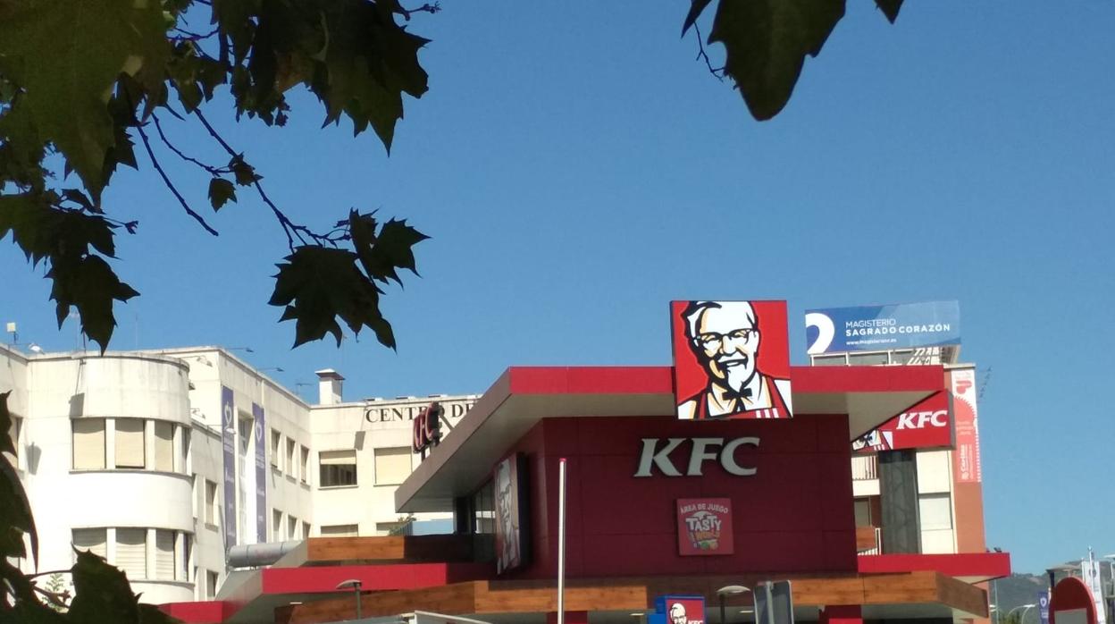 Fachada del KFC en Avenida del Brillante