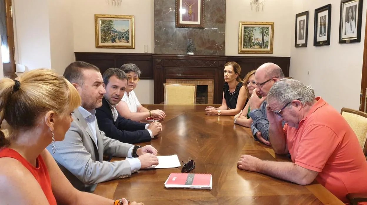 Reunión del alcalde con dirigentes partidos con represetanción municipal para abordar la situación de Onda Jaén