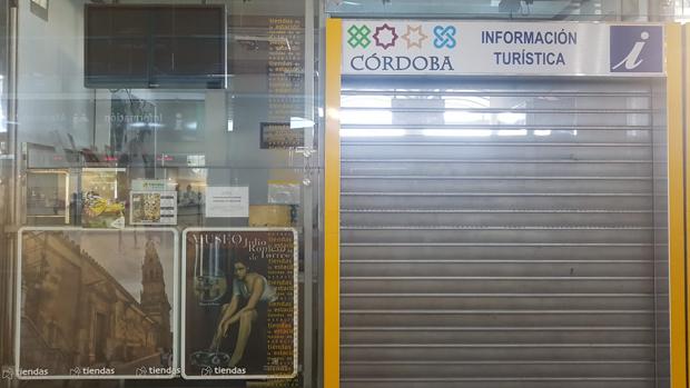 El punto de información turística de la estación de Córdoba lleva desde junio cerrado y sin dar servicio