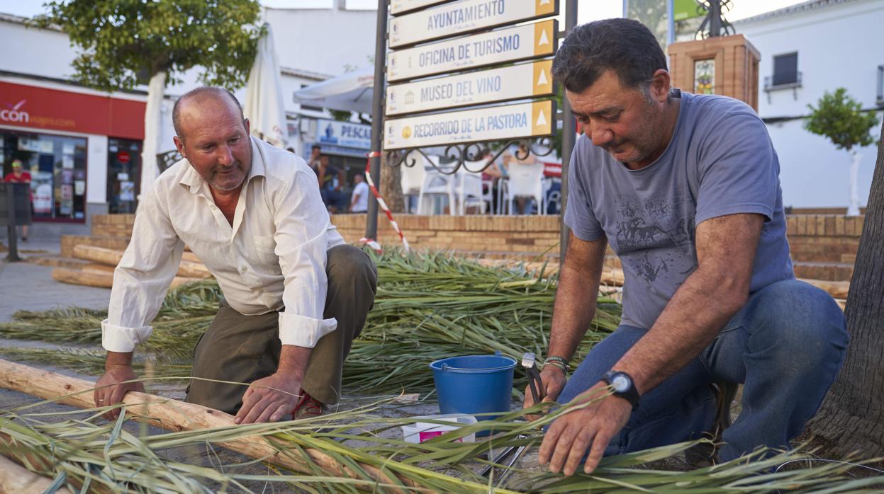 Los lugareños se afanan en adornar con flores y ramas de palmeras y eucaliptos el trayecto