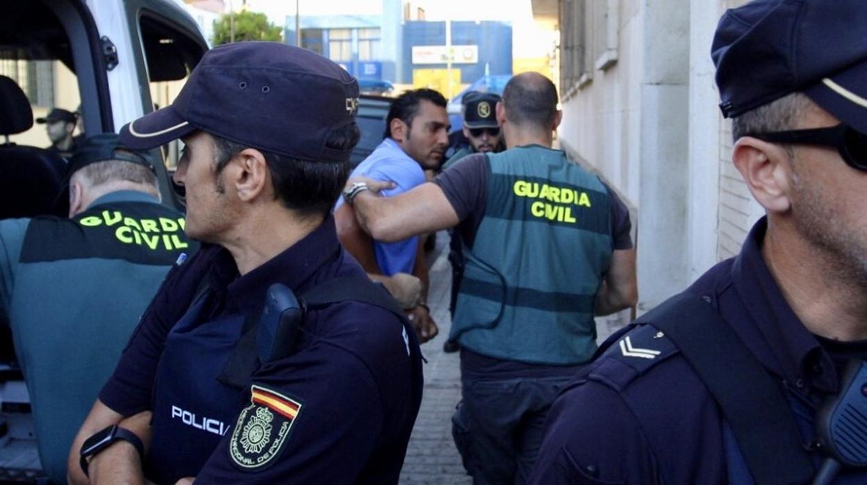 El detenido a su llegada a los juzgados de Huelva
