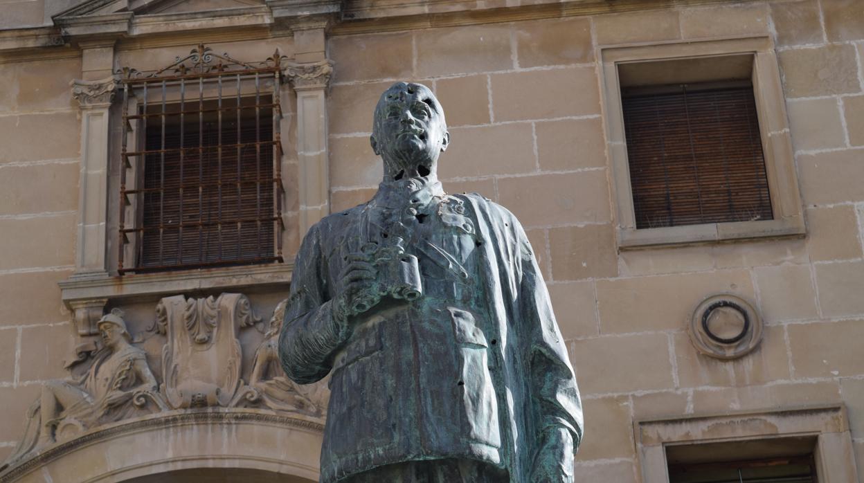 Huella de las balas en la estatua del general Saro