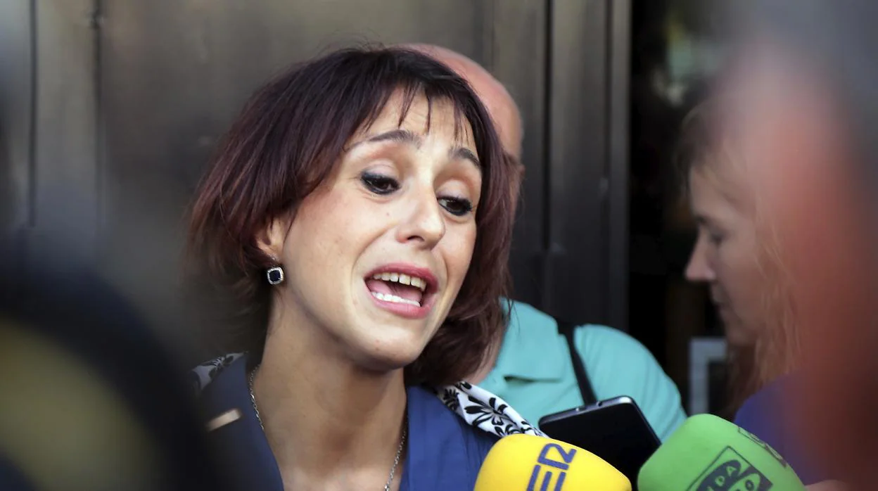 Juana Rivas realiza declaraciones a los periodistas