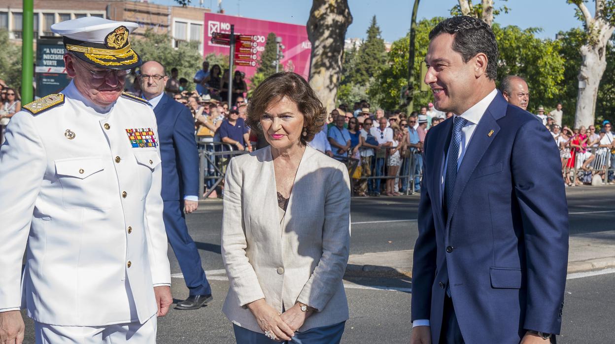 La vicepresidenta del Gobierno en funciones, Carmen Calvo, junto a Juanma Moreno