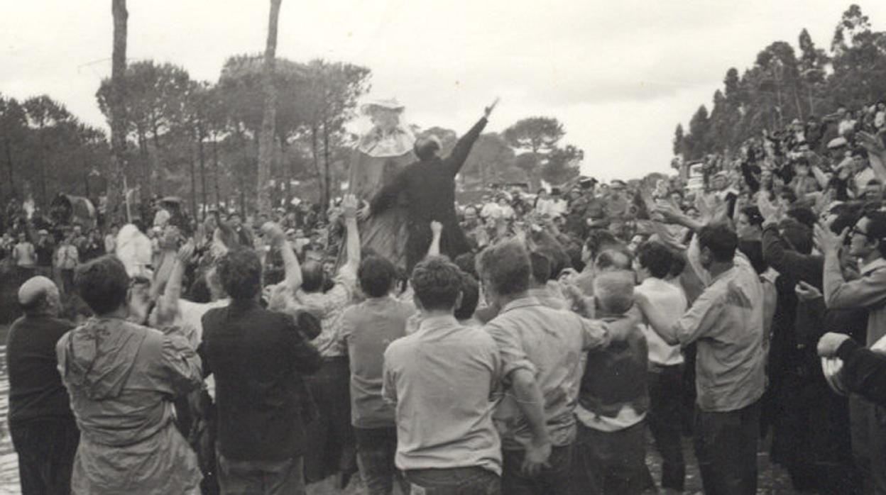 La Virgen del Rocío en el camino en su traslado de 1971