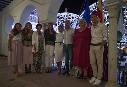 Participantes del disco "Siete años de espera" junto a la alcaldesa de Almonte