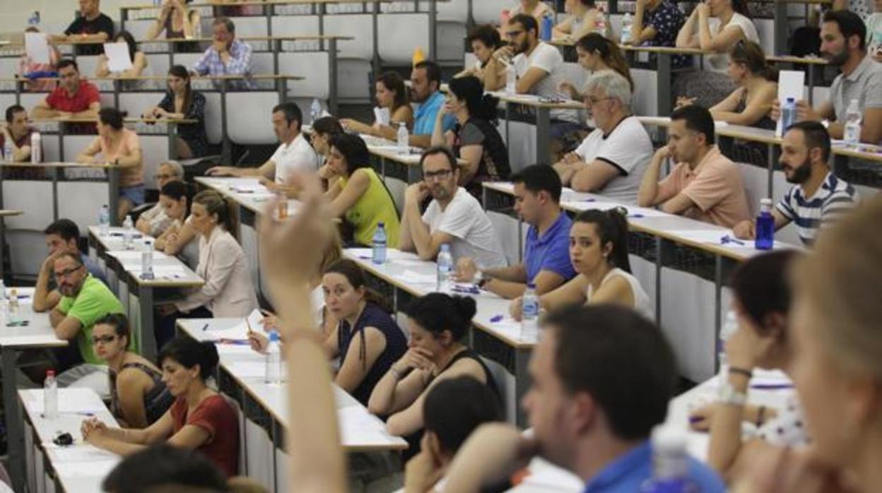 Opositores en medio de un examen