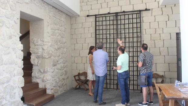 Aparece la reja del castillo de Baena del siglo XV en paradero desconocido desde 2005