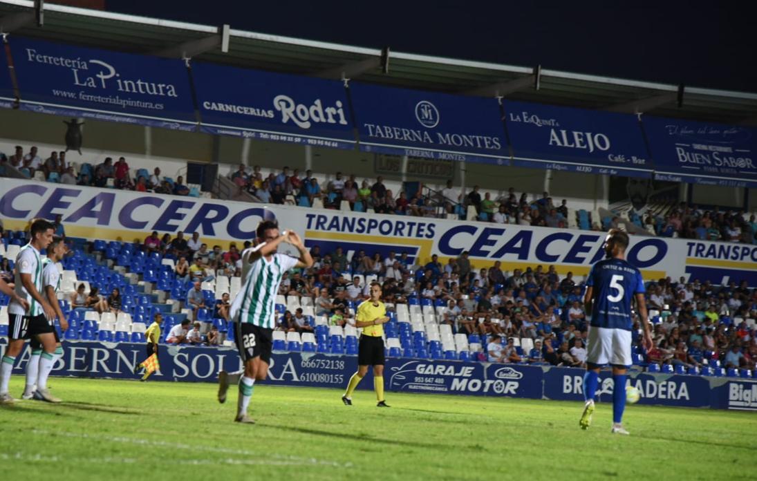 Sebas Moyano celebra el 0-1 en el encuentro entre el Linares y el Córdoba CF, este domingo, en Linarejos
