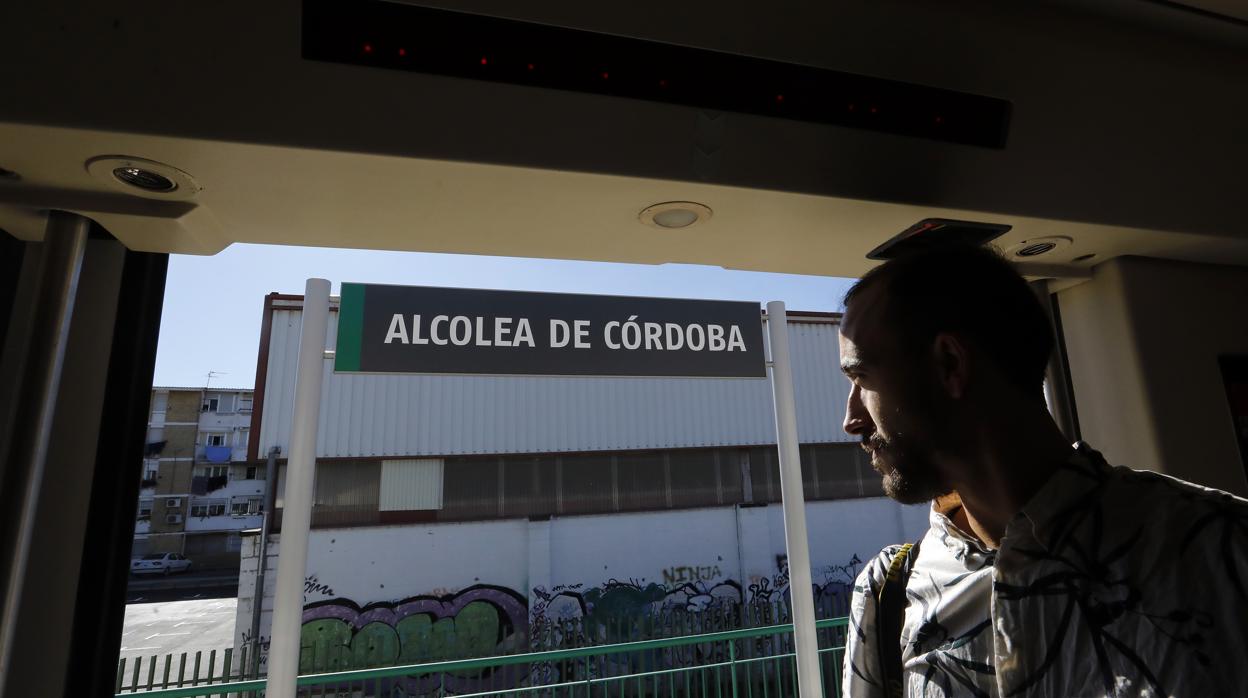 Imagen del tren de cercanías a su paso por Alcolea