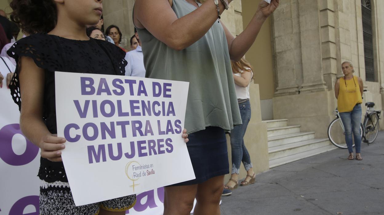 Una niña sujeta un cartel contra la violencia de género en una manifestacíón