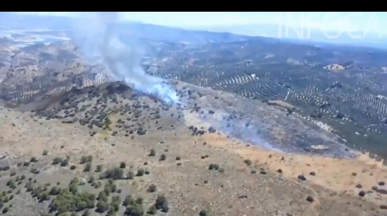 Vista aérea del incendio en Iznájar