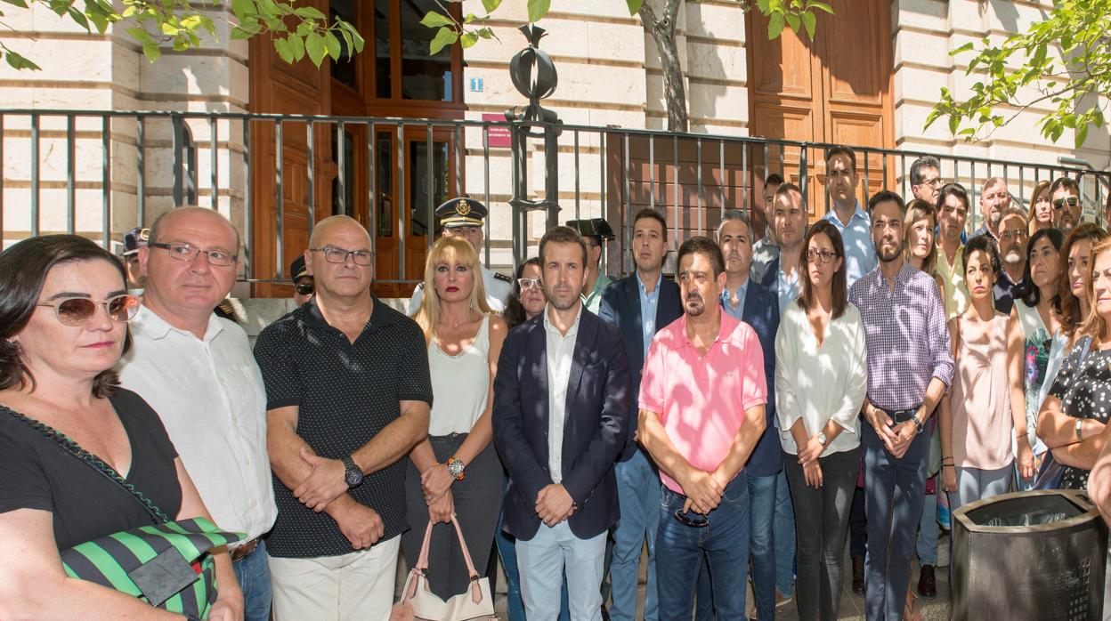 Centenar de personas guardaron un minuto de silencio por la víctima el pasado lunes.