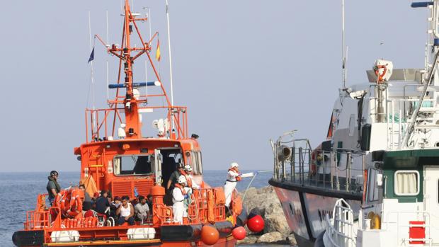 Rescatan una patera con once inmigrantes en Níjar