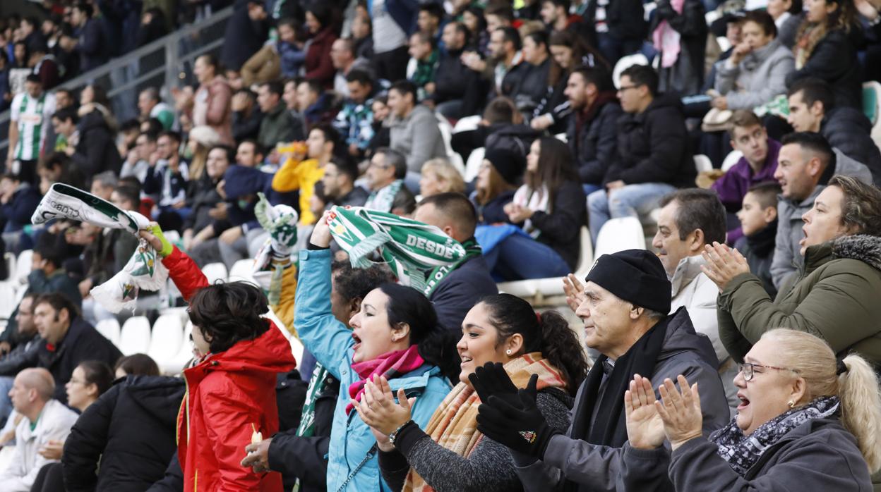 La afición del Córdoba CF anima durante un partido