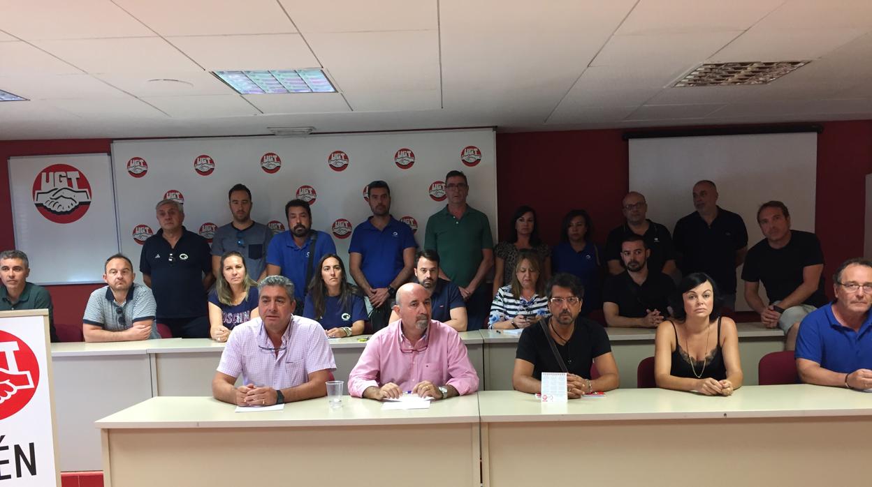 Dirigentes de UGT con trabajadores de Onda Jaén tras la reunión