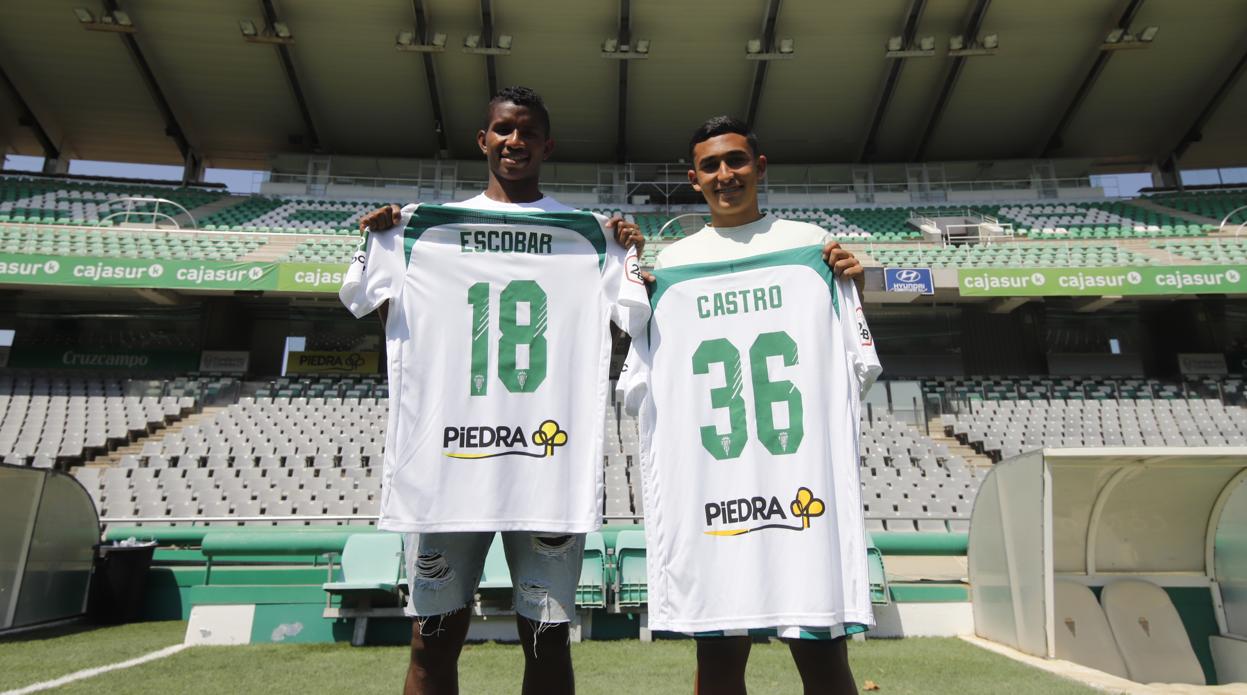 Escobar y Castro posan con sus camisetas en el estadio