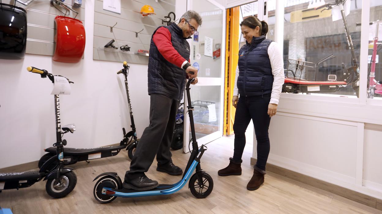 Un hombre prueba un patinete en una tienda de la capital