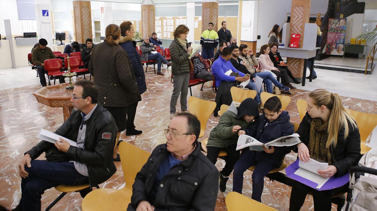 Cordobeses esperan su turno en una oficina de Atención Ciudadana