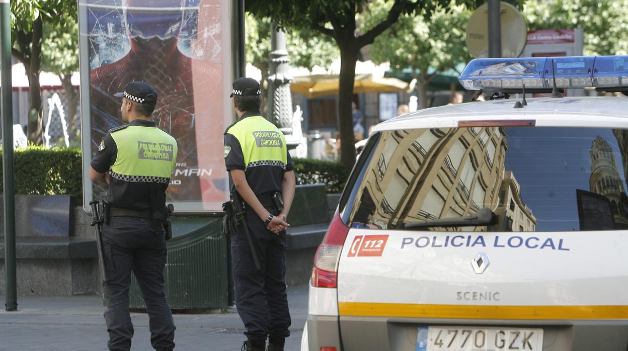 Agentes de la policía local en las plaza de las Tendillas