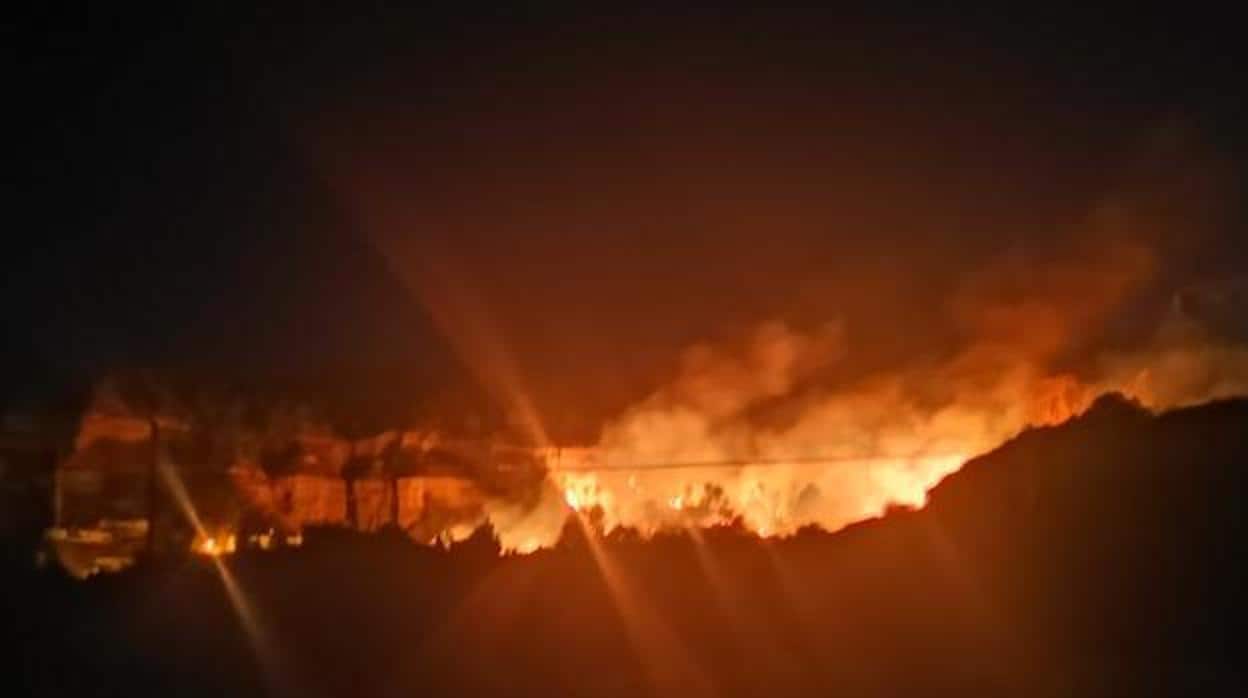 Desalojados medio centenar de vecinos en Marchal tras un incendio forestal