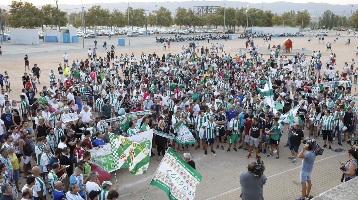 Protesta de la afición del Córdoba CF antes del partido ante el Recreativo Granada en El Arcángel