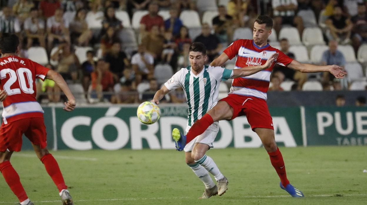 Javi Flores con el brazalete en una acción del Córdoba CF ante el Recreativo Granada