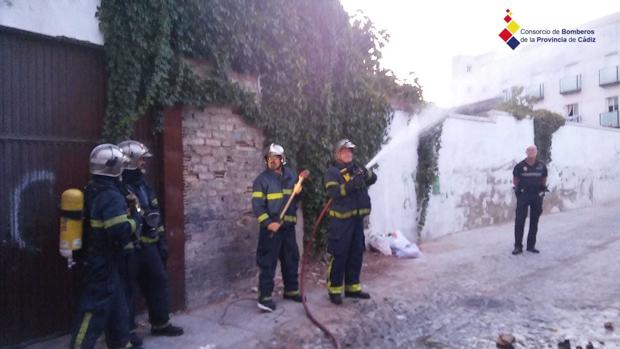 Sale ardiendo una casa abandonada en el Barrio de Santiago de Jerez de la Frontera