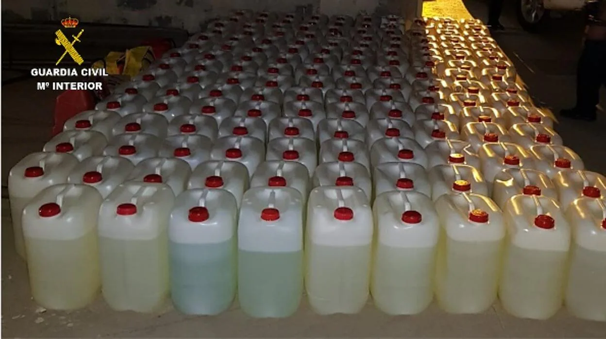 Imagen de archivo de garrafas de gasoil intervenidas en una operación de la Guardia Civil