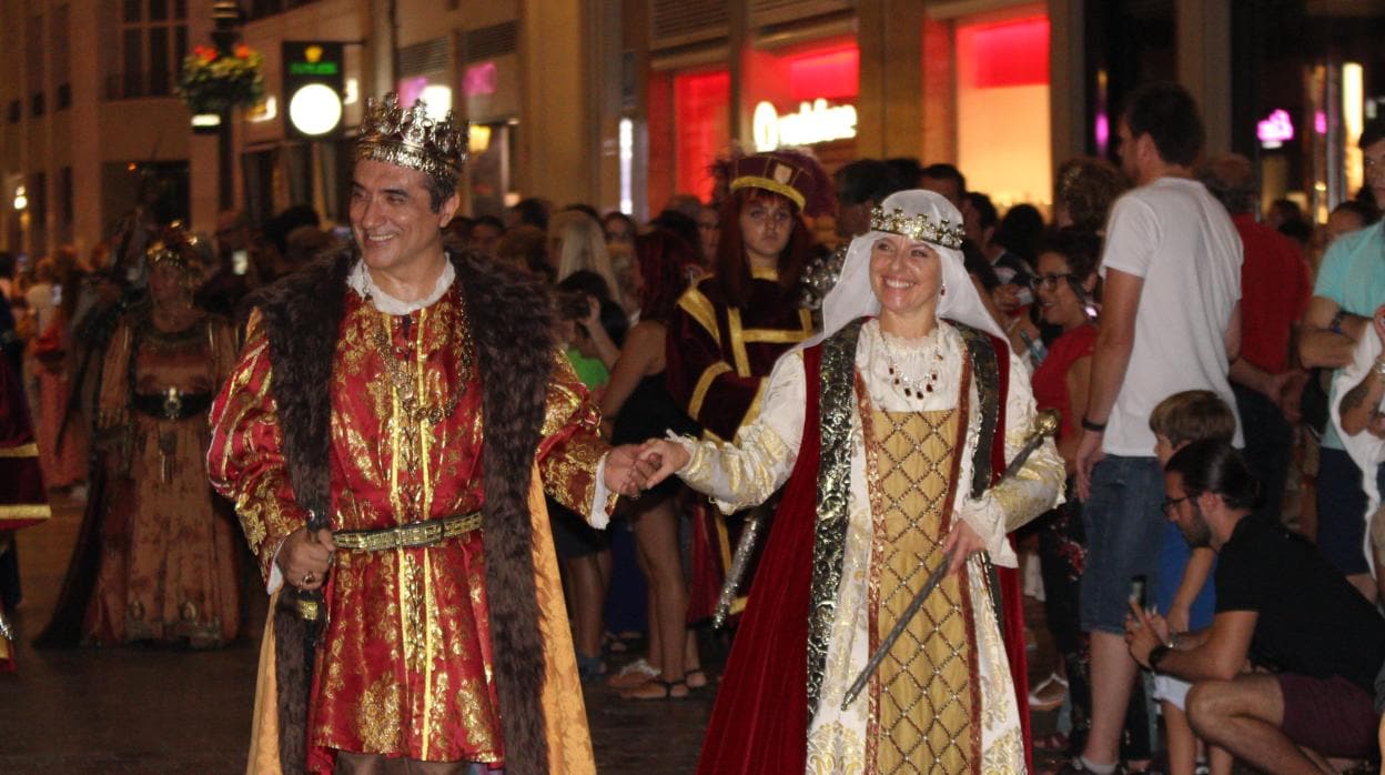 Los Reyes Católicos durante el recorrido de la Cabalgata Histórica de Málaga