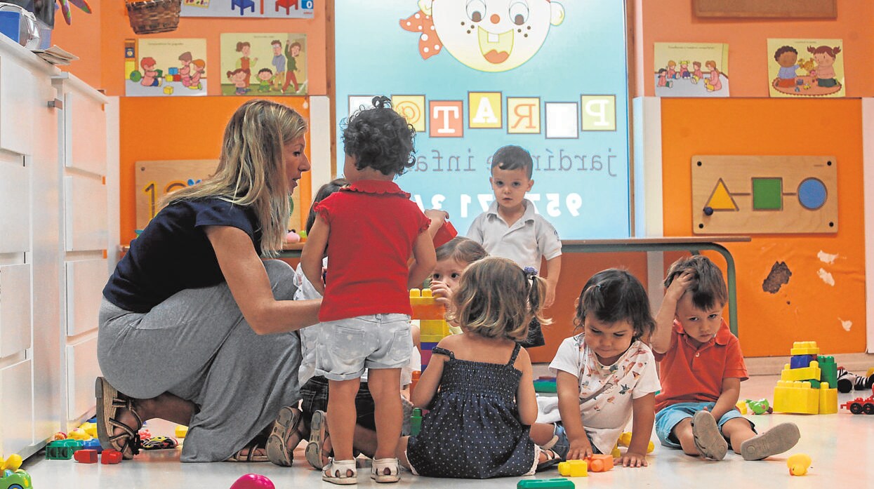 Niños con su profesora en una escuela infantil