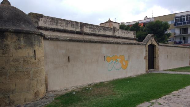 Lo pillan haciendo pintadas en un monumento histórico contra los piratas en Málaga