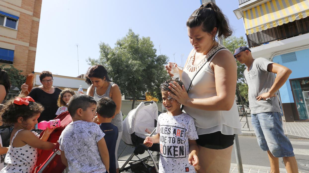 Una madre intenta refrescar a su hijo ante la ola de calor