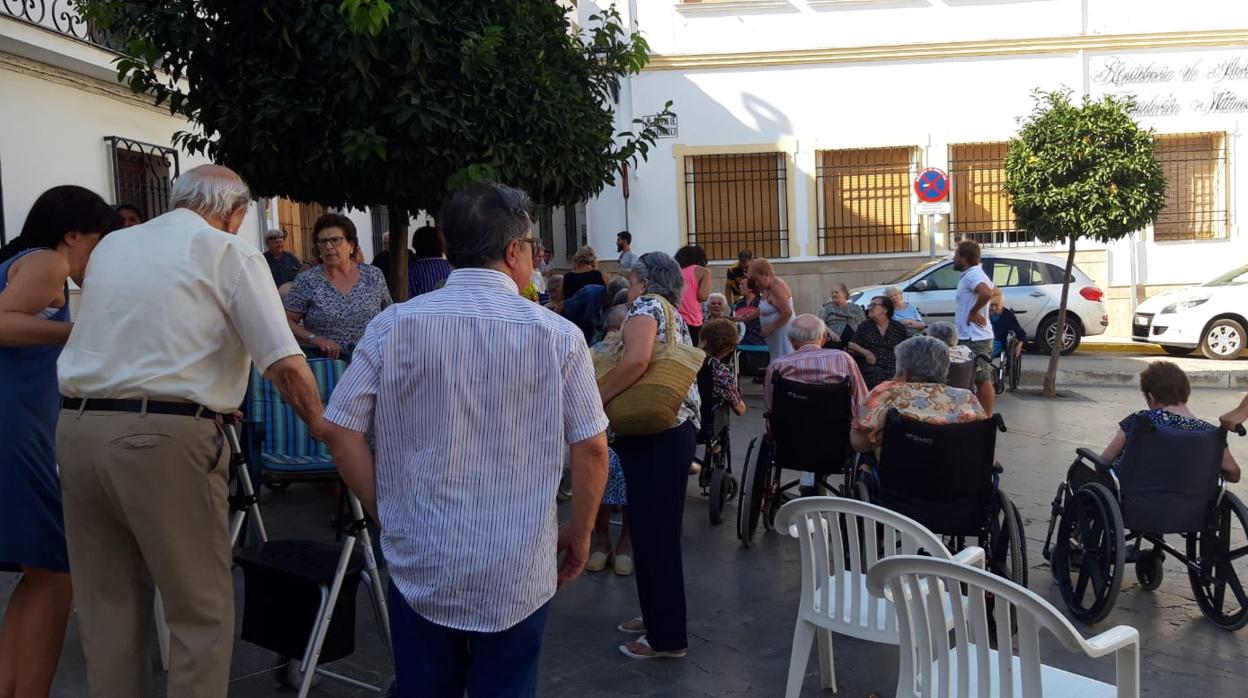 Residentes evacuados tras la deflagración en la residencia de ancianos Fundación Mármol