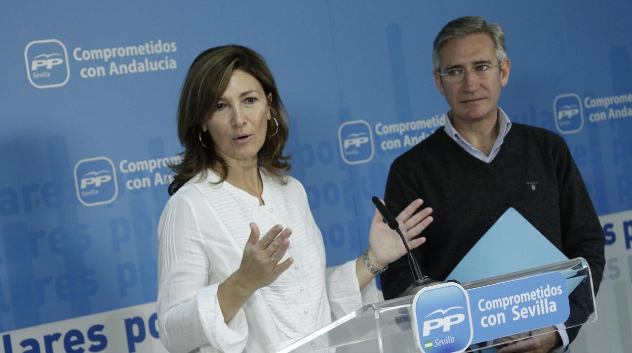 Miguel Ángel Arauz junto a Alicia Martínez en la sede del PP de Sevilla