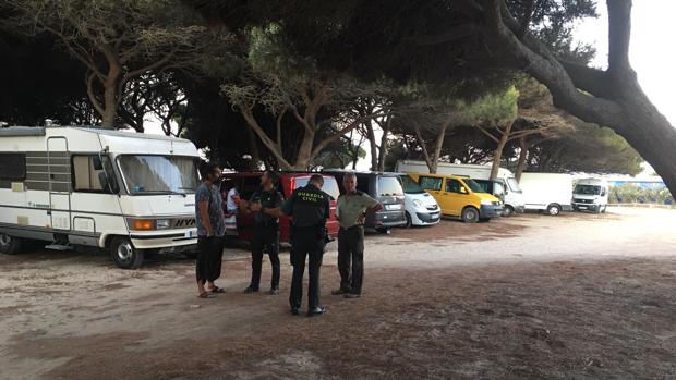 Levantadas en un día 50 actas por acampada ilegal en Tarifa