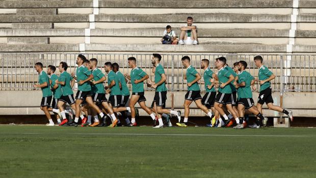 El Córdoba CF, pendiente aún de dos a cuatro fichajes a unas 100 horas del cierre del mercado