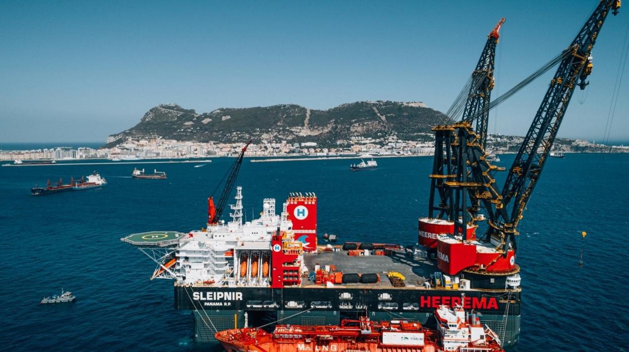 El Sleipnir, fondeado en las aguas que rodean Gibraltar, recibe el suministro de GNL