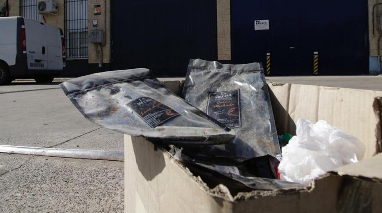 Envases de carne mechada a la puerta de la fábrica del polígono El Pino