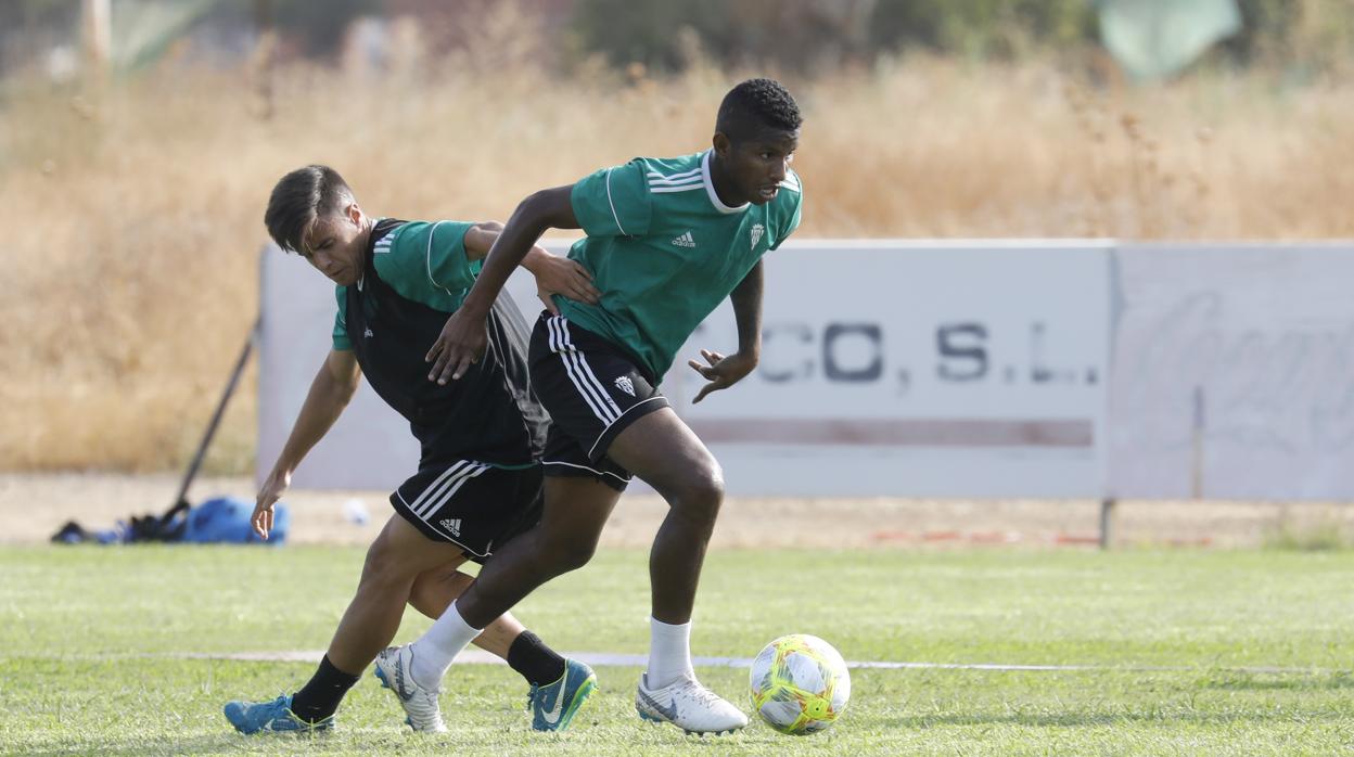 El central del Córdoba CF Fidel Escobar conduce el esférico