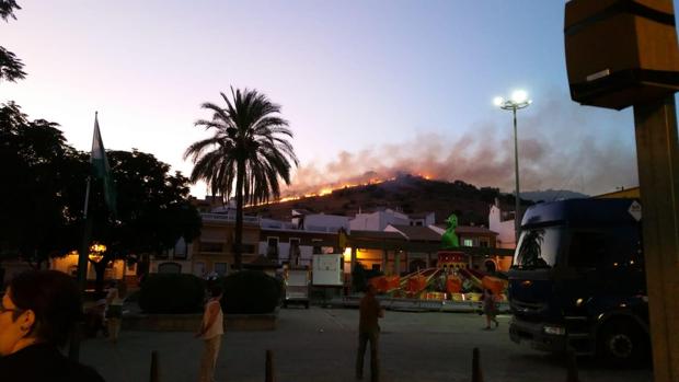 Declarado un incendio a pocos metros del casco urbano de Cabra